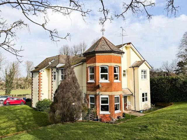 Flat for sale in Fole, Surrey