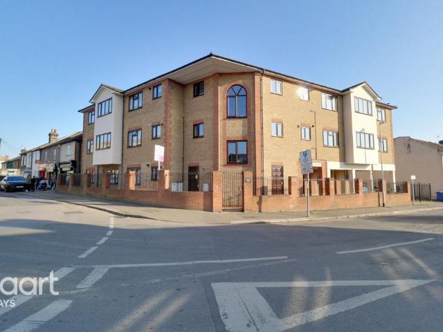 Flat for sale in Grays, Essex