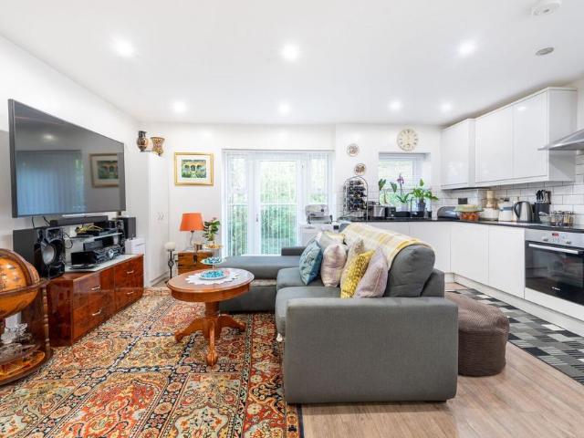 Flat for sale in Dollis Hill, Greater London