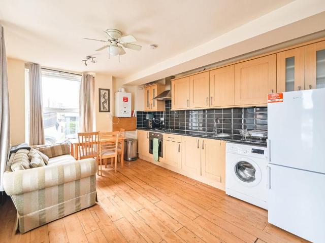 Flat for sale in Bromley-by-Bow, Bow