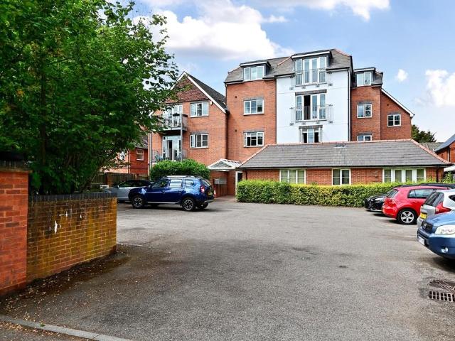 Flat for sale in Buckler's Park, Crowthorne