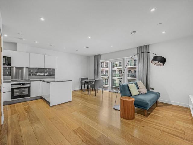 Flat for sale in East Greenwich, Greater London