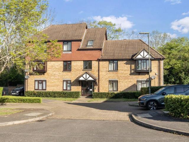 Flat for sale in Westborough, Surrey
