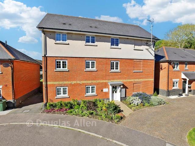 Flat for sale in Navestock Side, Essex