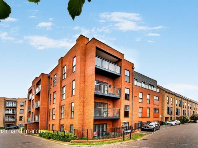 Flat for sale in Hackbridge, Greater London