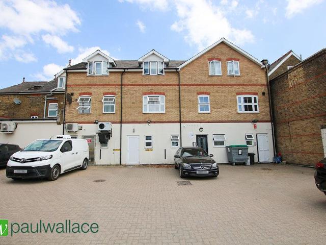 Flat for sale in Broxbourne, Hertfordshire