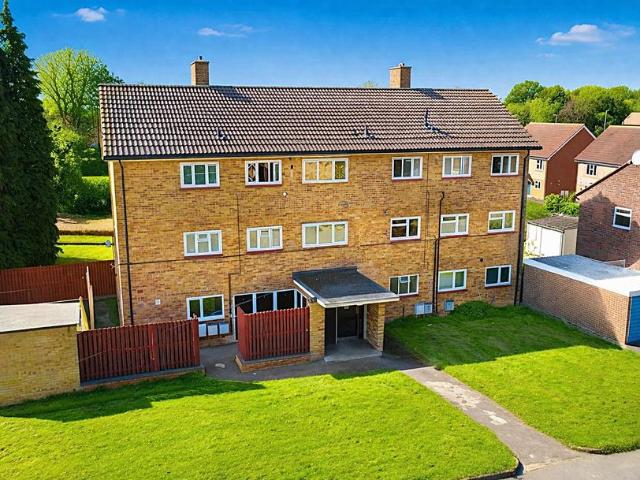Flat for sale in Pouchen End, Hertfordshire