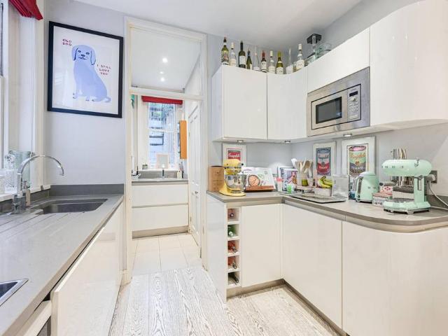 Flat for sale in Fulham, Greater London