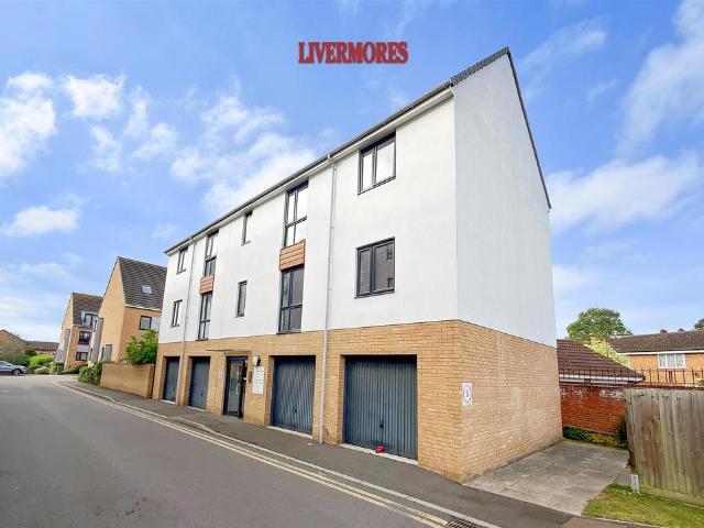 Flat for sale in Monks Orchard, Kent