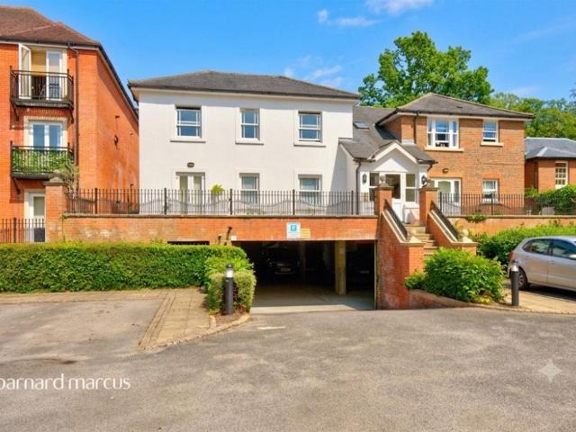 Flat for sale in Tower Hill, Pachesham Park