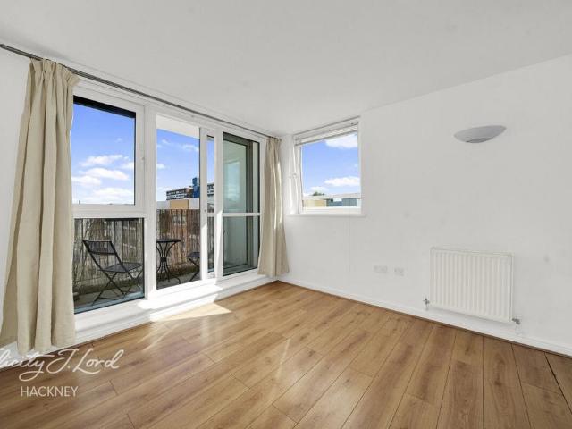 Flat for sale in South Hackney, Greater London