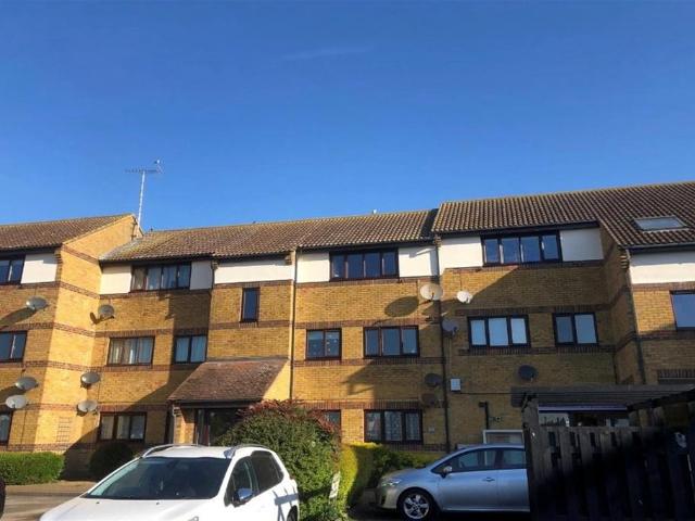 Flat for sale in Stroud Green, Barling