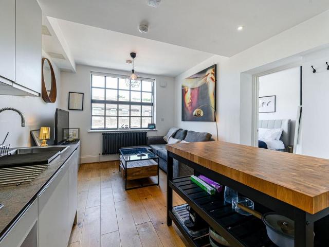 Flat for sale in Charlton Riverside, Greater London