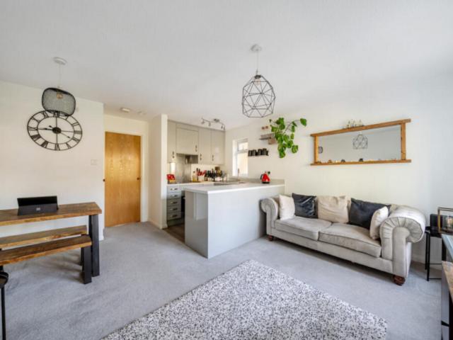 Flat for sale in Fulham, Walham Green