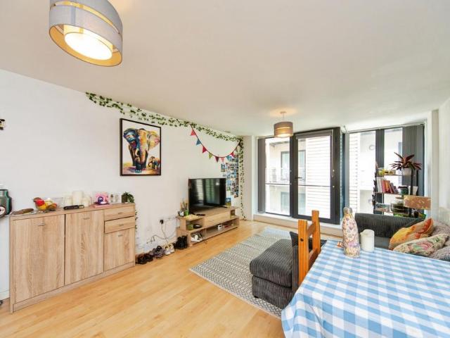 Flat for sale in Chinatown, Calderstones
