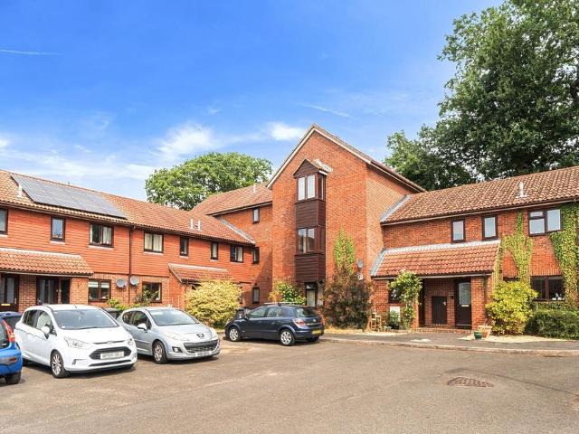 Flat for sale in Camelsdale, Waverley