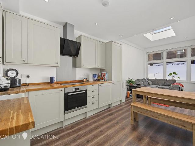 Flat for sale in Stoke Newington, Greater London