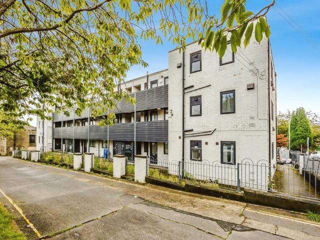 Flat for sale in Pellon, Halifax
