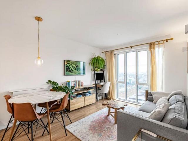 Flat for sale in Wandsworth, Greater London