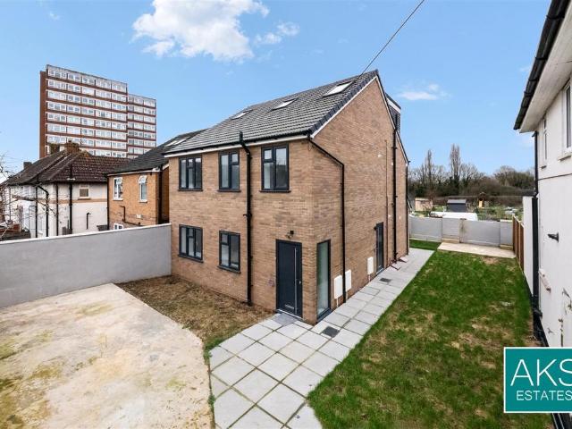 Flat for sale in London Borough of Ealing, Greenford
