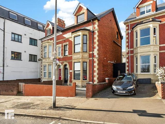 Flat for sale in Gibbonsdown, Barry