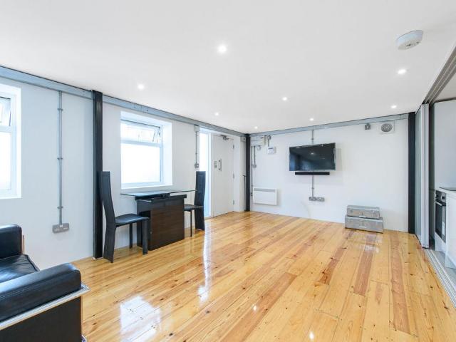 Flat for sale in The Hale, Mill Hill