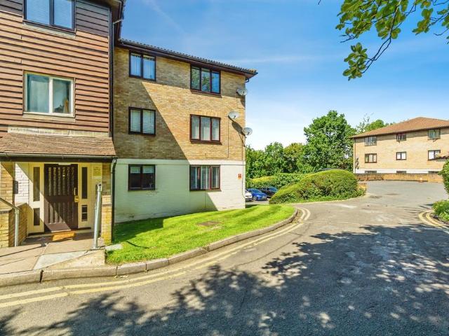 Flat for sale in London Borough of Croydon, Purley