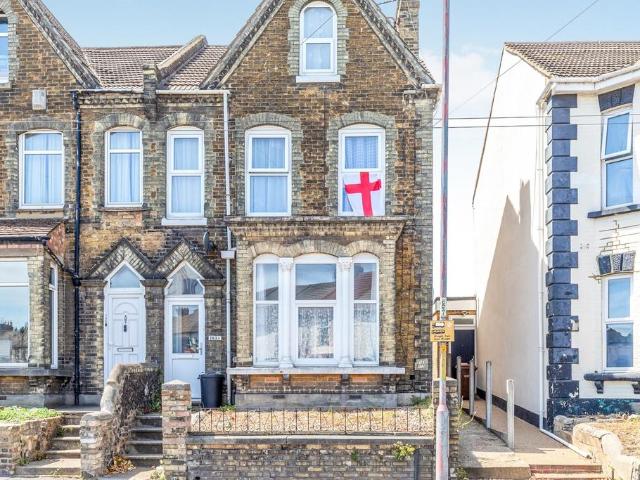 Flat for sale in Brompton, Gillingham