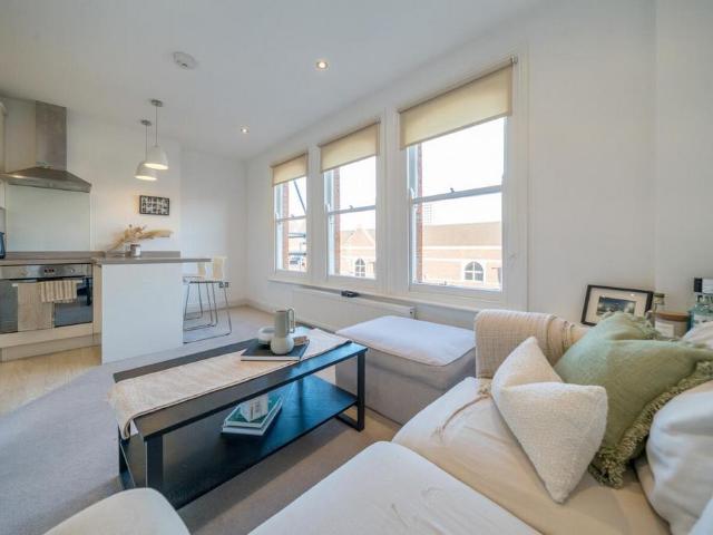 Flat for sale in Clapham Junction, Greater London