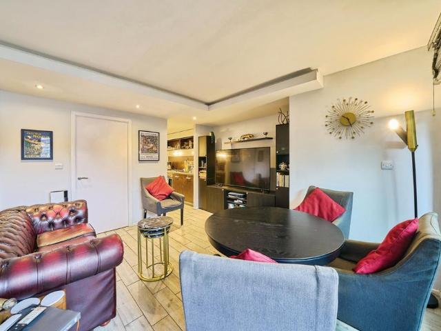Flat for sale in Stratford Marsh, Greater London