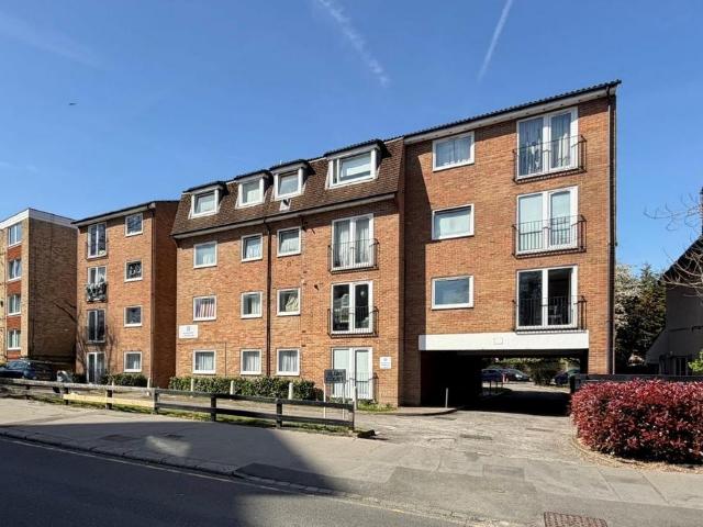 Flat for sale in London Borough of Croydon, Waddon