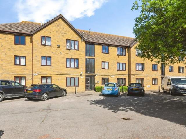 Flat for sale in Dale Hill, Essex