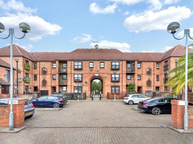Flat for sale in Fleetwood Court, Greater London