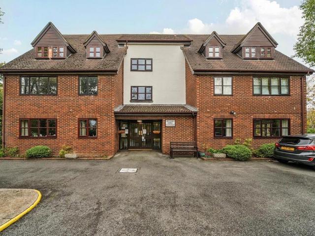 Flat for sale in West Wickham, Greater London