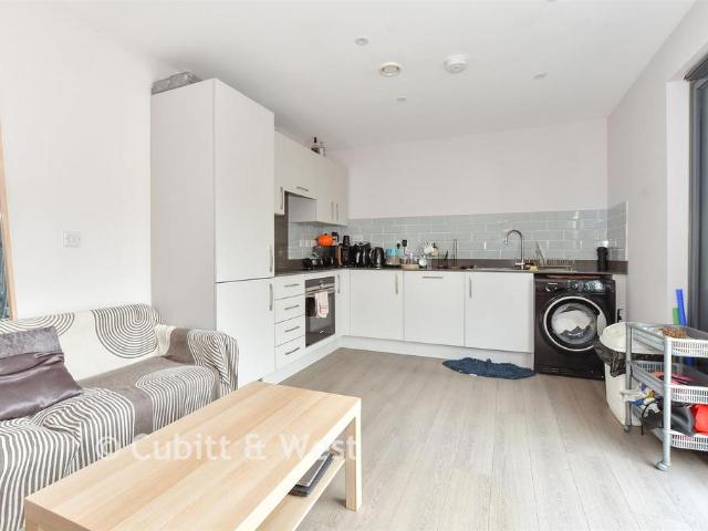 Flat for sale in Roffey, Horsham