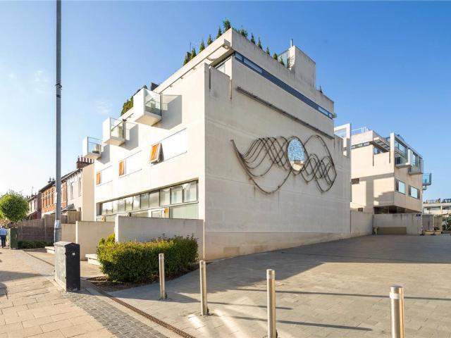 Flat for sale in St Albans, Five Acres