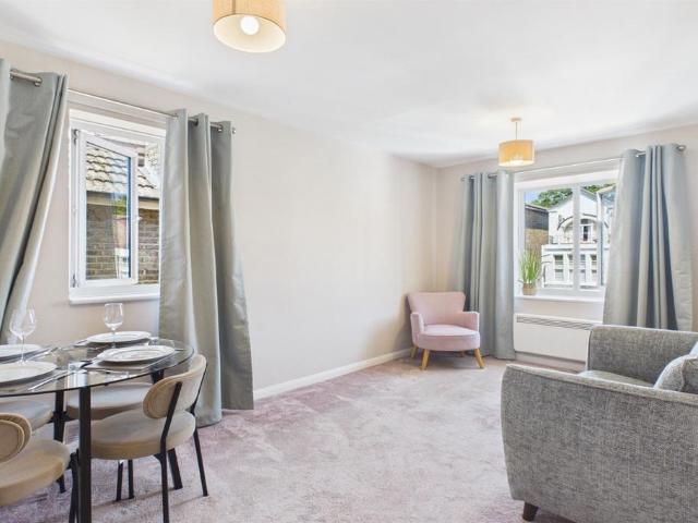 Flat for sale in Streatham, Greater London