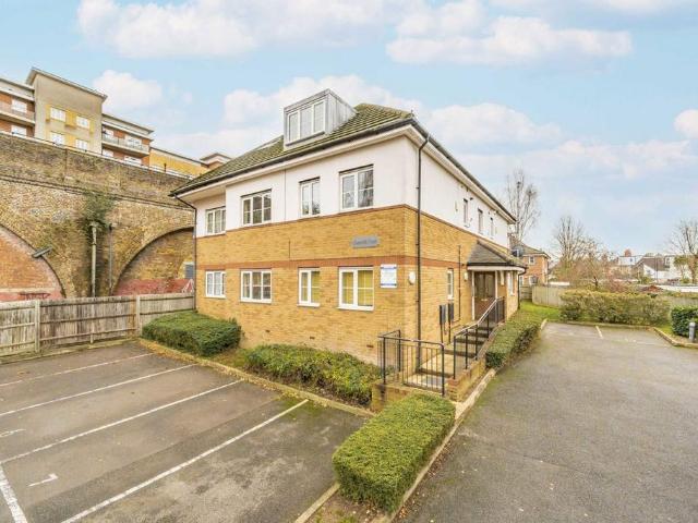 Flat for sale in Lane, Greater London