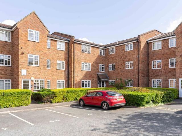 Flat for sale in Balham, Greater London