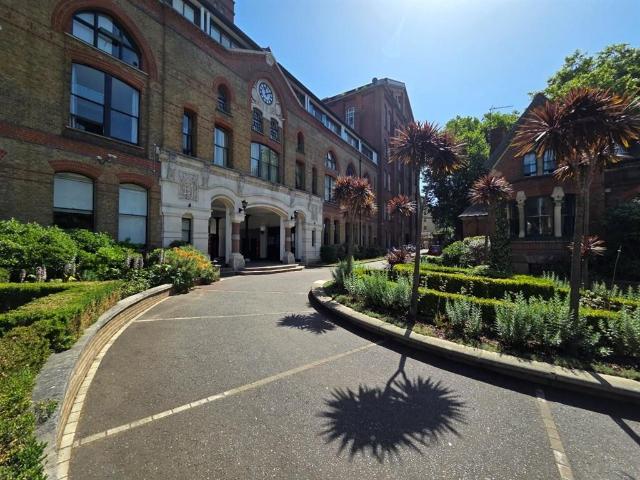 Flat for sale in Old Ford, Bow
