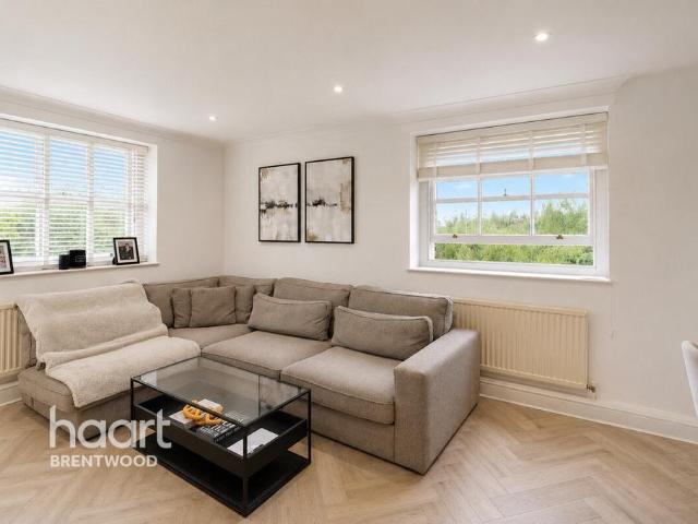 Flat for sale in Navestock Side, Essex