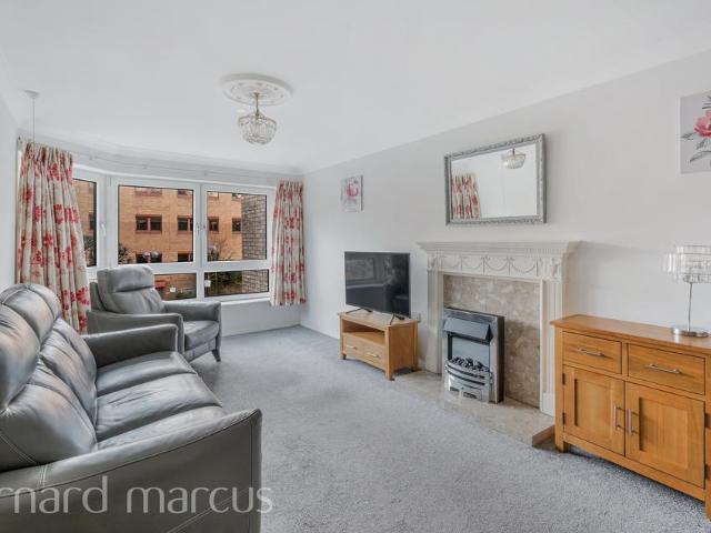 Flat for sale in Woodcote, Epsom