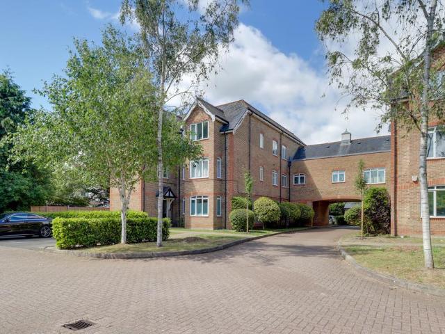 Flat for sale in St Albans, Five Acres