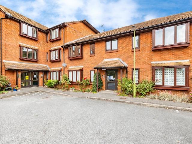 Flat for sale in Bushey