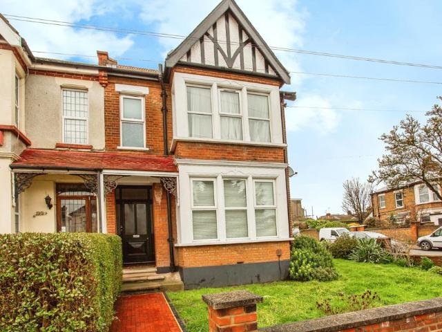 Flat for sale in Kursaal Estate, Alton Barnes