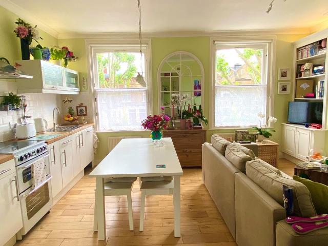 Flat for sale in Maida Hill, Greater London