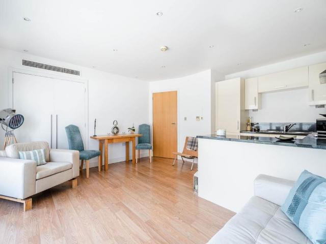 Flat for sale in Reach, Greater London