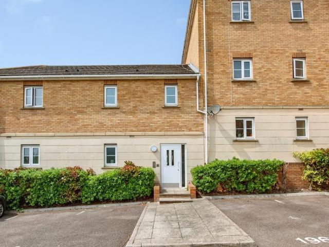 Flat for sale in Purfleet, Essex