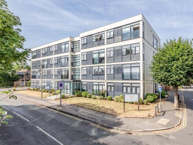 Flat for sale in Woking, Surrey