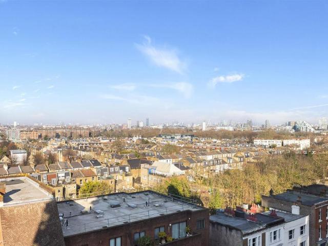 Flat for sale in London Borough of Wandsworth, Greater London